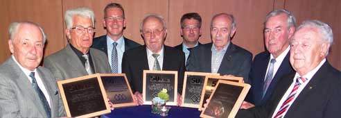 Gründungsmitglieder : Helmut Arbeiter, Karl-Ludwig Arnold, IMV-Vorsitzender Holger Paulus, Werner Bradschetl, IMV-Vorstand Andreas Schäfer, Heinz Stark, Gerhard Wille und Heinz Hill (im Bild von links nach rechts) nach der Ehrung in der Jubiläumsfeier der Industriemeistervereinigung (IMV) Frankenberg. Für jeden gab es eine besondere Ehren-Plakette.