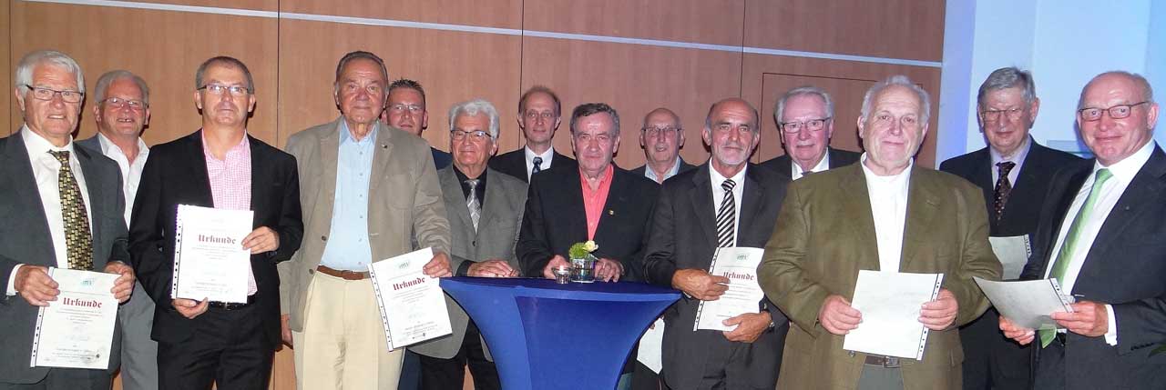Langjährige Mitglieder der Industriemeistervereinigung (IMV) Frankenberg wurden während der Jubiläumsfeier zum 50-jährigen Bestehen der Berufsvereinigung besonders geehrt. IMV-Vorsitzender Holger Paulus (Mitte) überreichte die Auszeichnungen (Bild). Für die 25-jährige Mitgliedschaft in der IMV Frankenberg wurden Prof Dr. Martin Viessmann, Andreas Elbrecht, Hans Helmut Müller, Karl-Heinrich Schelberg und Norbert Wirdl geehrt. Seit 40 Jahren sind Manfred Hirsch und Konrad Michel Mitglieder bei der IMV. 