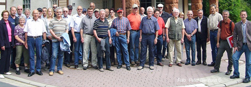 Industriemeister am Muna-Wachhaus : eine große Besuchergruppe beteiligte sich an der Exkursion auf dem Gelände der ehemaligen Luftmunitionsanstalt Frankenberg. Unser Bild zeigt die Teilnehmer vor dem alten Wachhaus am Ortseingang von Industriehof. Im Bild rechts IMV-Vorsitzender Holger Paulus und Bernhard Bock (mit Mappe), der zu den Spuren der Wehrmachtsanlage führte und über die Zeit von 1935 bis 1948 informierte.