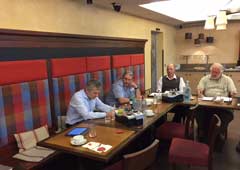 Diskussionsrunde , 1 v.L. Herr Kurt Naumann 